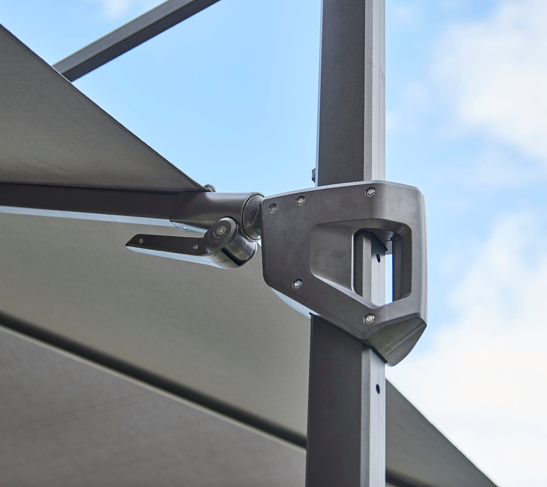 Hyde Luxe Tilt Cantilever Parasol 3x3m